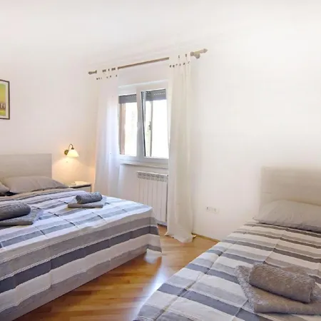 Wunderschoene In Mit Schoener Terrasse דירה אומאג